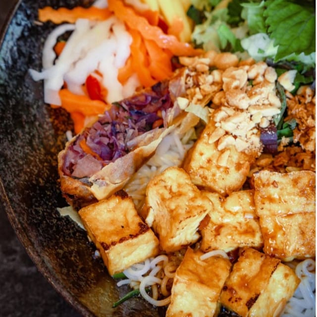 V8 Bun Ga Nuong Cha Gio.